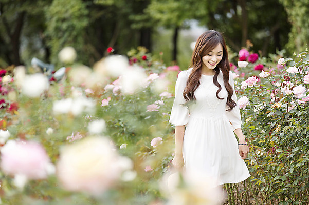 포토 JPG 주간 식물 원피스 여자 꽃 꽃밭 한명 서기 웃음 사람 동양인 상반신 20대 성인 야외 앞모습 아웃포커스 산책 한국인 여자만 여자한명만 성인여자만 청년만 청년여자만 성인한명만 청년여자한명만 성인여자한명만 성인만 국내포토 자연요소 1 옷 뷰포인트 모션 휴식 촬영기법 표정 인종 청년 파일형식