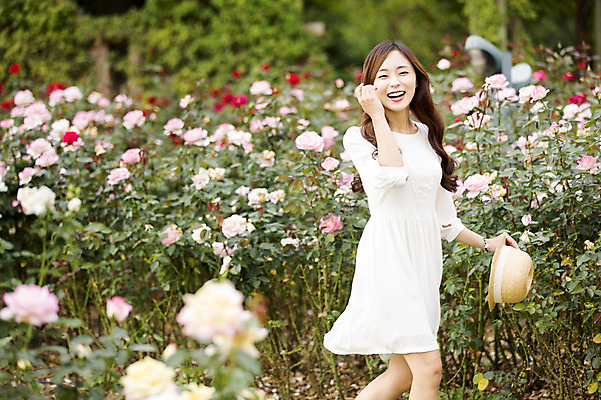 포토 JPG 주간 식물 모자 원피스 여자 꽃 꽃밭 한명 서기 웃음 들기 사람 동양인 손짓 상반신 20대 성인 야외 옆모습 아웃포커스 산책 한국인 여자만 여자한명만 성인여자만 청년만 청년여자만 성인한명만 청년여자한명만 성인여자한명만 성인만 국내포토 자연요소 1 잡화 옷 뷰포인트 모션 휴식 촬영기법 표정 인종 청년 파일형식