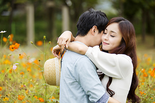 포토 JPG 주간 식물 모자 커플 여자 남자 꽃 꽃밭 포옹 웃음 들기 사람 동양인 상반신 20대 성인 야외 두명 옆모습 아웃포커스 눈감음 한국인 청년만 성인만 국내포토 자연요소 잡화 뷰포인트 관계 안기 모션 촬영기법 표정 인종 청년 파일형식
