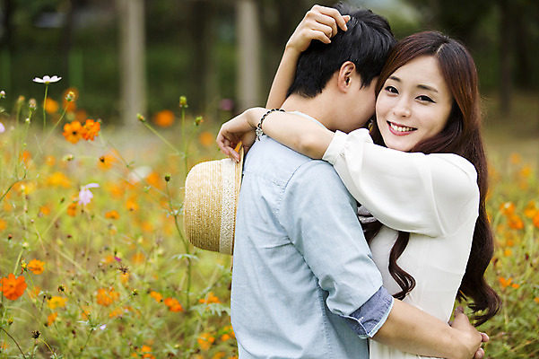 포토 JPG 주간 식물 모자 커플 여자 남자 꽃 꽃밭 포옹 웃음 들기 사람 동양인 상반신 20대 성인 야외 두명 옆모습 아웃포커스 한국인 청년만 성인만 국내포토 자연요소 잡화 뷰포인트 관계 안기 모션 촬영기법 표정 인종 청년 파일형식