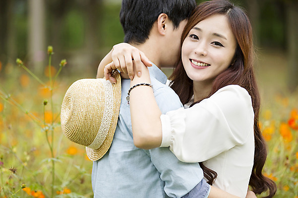 포토 JPG 주간 모자 커플 여자 남자 포옹 웃음 들기 사람 동양인 상반신 20대 성인 야외 두명 옆모습 아웃포커스 한국인 청년만 성인만 국내포토 자연요소 잡화 뷰포인트 관계 안기 모션 촬영기법 표정 인종 청년 파일형식