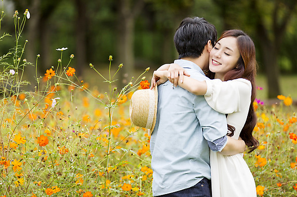 포토 JPG 주간 식물 모자 커플 여자 남자 꽃 컬러 꽃밭 포옹 서기 웃음 들기 사람 동양인 상반신 20대 성인 야외 두명 옆모습 아웃포커스 노란색 주황색 한국인 청년만 성인만 국내포토 자연요소 잡화 뷰포인트 관계 안기 모션 촬영기법 표정 인종 청년 파일형식