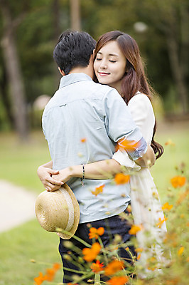 포토 JPG 주간 식물 커플 여자 남자 꽃 포옹 서기 웃음 들기 사람 동양인 상반신 20대 성인 야외 두명 아웃포커스 눈감음 한국인 포자 청년만 성인만 국내포토 자연요소 관계 안기 모션 세포 촬영기법 표정 인종 청년 파일형식