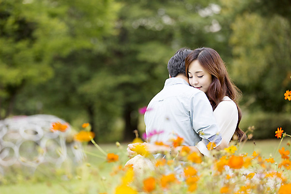 포토 JPG 주간 식물 커플 여자 남자 꽃 꽃밭 포옹 사람 동양인 상반신 20대 성인 야외 두명 아웃포커스 눈감음 한국인 청년만 성인만 국내포토 자연요소 관계 안기 모션 촬영기법 인종 청년 파일형식