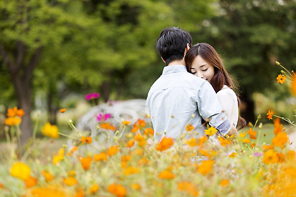 포토 JPG 주간 식물 커플 여자 남자 꽃 꽃밭 포옹 사람 동양인 상반신 20대 성인 야외 두명 앞모습 뒷모습 아웃포커스 눈감음 한국인 청년만 성인만 국내포토 자연요소 뷰포인트 관계 안기 모션 촬영기법 인종 청년 파일형식