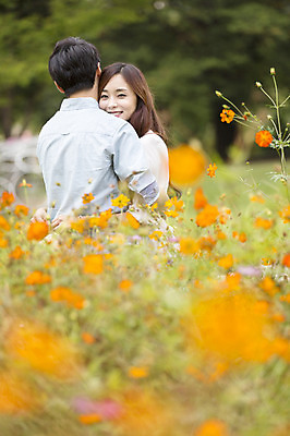 포토 JPG 주간 식물 커플 여자 남자 꽃 꽃밭 포옹 웃음 사람 동양인 상반신 20대 성인 야외 두명 앞모습 뒷모습 아웃포커스 한국인 청년만 성인만 국내포토 자연요소 뷰포인트 관계 안기 촬영기법 표정 인종 청년 파일형식