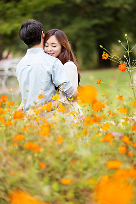 포토 JPG 주간 식물 커플 여자 남자 꽃 꽃밭 포옹 웃음 사람 동양인 상반신 20대 성인 야외 두명 앞모습 뒷모습 아웃포커스 눈감음 한국인 청년만 성인만 국내포토 자연요소 뷰포인트 관계 안기 모션 촬영기법 표정 인종 청년 파일형식