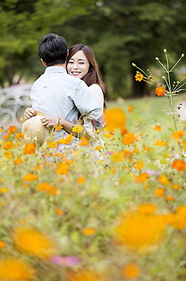 포토 JPG 주간 식물 모자 커플 여자 남자 꽃 꽃밭 포옹 웃음 들기 사람 동양인 상반신 20대 성인 야외 두명 앞모습 뒷모습 아웃포커스 한국인 청년만 성인만 국내포토 자연요소 잡화 뷰포인트 관계 안기 모션 촬영기법 표정 인종 청년 파일형식