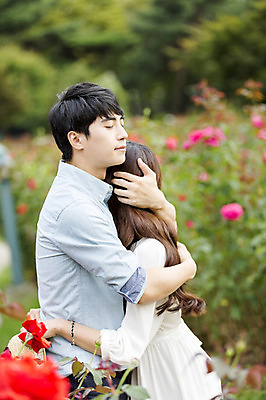 포토 JPG 주간 식물 커플 여자 남자 포옹 서기 사람 동양인 상반신 20대 성인 야외 두명 옆모습 아웃포커스 눈감음 한국인 청년만 성인만 국내포토 자연요소 뷰포인트 관계 안기 모션 촬영기법 인종 청년 파일형식