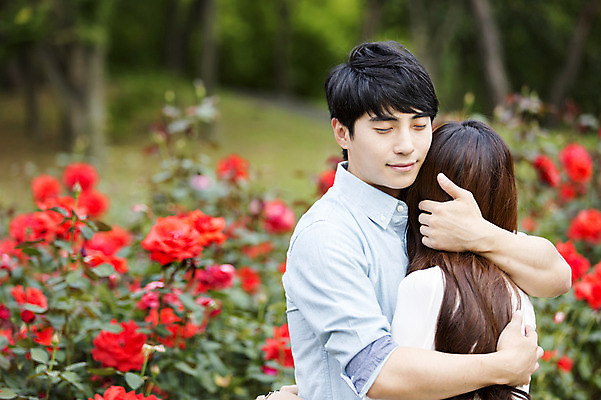 포토 JPG 주간 식물 커플 여자 남자 꽃 꽃밭 포옹 웃음 사람 동양인 상반신 20대 성인 야외 두명 앞모습 뒷모습 아웃포커스 눈감음 한국인 청년만 성인만 국내포토 자연요소 뷰포인트 관계 안기 모션 촬영기법 표정 인종 청년 파일형식