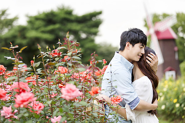 포토 JPG 주간 식물 커플 여자 남자 꽃 꽃밭 포옹 웃음 사람 동양인 상반신 20대 성인 야외 두명 옆모습 아웃포커스 한국인 청년만 성인만 국내포토 자연요소 뷰포인트 관계 안기 촬영기법 표정 인종 청년 파일형식