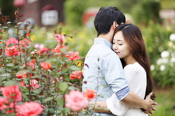 포토 JPG 주간 식물 커플 여자 남자 꽃 꽃밭 포옹 사람 동양인 상반신 20대 성인 야외 두명 옆모습 아웃포커스 눈감음 한국인 청년만 성인만 국내포토 자연요소 뷰포인트 관계 안기 모션 촬영기법 인종 청년 파일형식