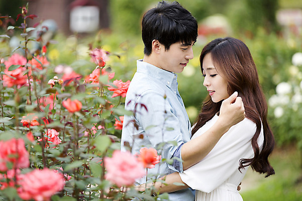 포토 JPG 주간 식물 커플 여자 남자 꽃 꽃밭 포옹 사람 동양인 상반신 20대 성인 야외 두명 옆모습 아웃포커스 한국인 청년만 성인만 국내포토 자연요소 뷰포인트 관계 안기 촬영기법 인종 청년 파일형식