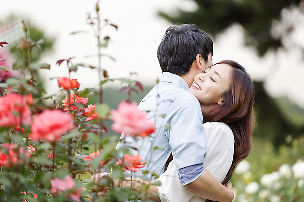 포토 JPG 주간 식물 커플 여자 남자 꽃 꽃밭 포옹 웃음 사람 동양인 상반신 20대 성인 야외 두명 옆모습 아웃포커스 눈감음 한국인 청년만 성인만 국내포토 자연요소 뷰포인트 관계 안기 모션 촬영기법 표정 인종 청년 파일형식