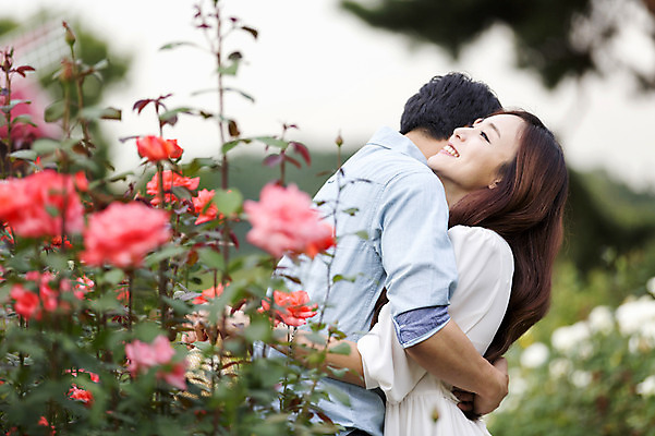 포토 JPG 주간 식물 커플 여자 남자 꽃 꽃밭 포옹 웃음 사람 동양인 상반신 20대 성인 야외 두명 옆모습 아웃포커스 한국인 청년만 성인만 국내포토 자연요소 뷰포인트 관계 안기 촬영기법 표정 인종 청년 파일형식