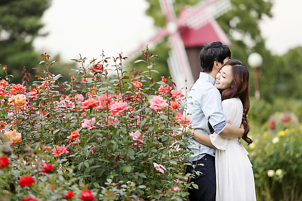 포토 JPG 주간 식물 커플 여자 남자 꽃 꽃밭 포옹 서기 웃음 사람 동양인 상반신 20대 성인 야외 두명 옆모습 아웃포커스 눈감음 한국인 청년만 성인만 국내포토 자연요소 뷰포인트 관계 안기 모션 촬영기법 표정 인종 청년 파일형식