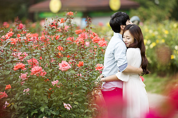 포토 JPG 주간 식물 커플 여자 남자 꽃 꽃밭 포옹 서기 웃음 사람 동양인 상반신 20대 성인 야외 두명 옆모습 아웃포커스 눈감음 한국인 청년만 성인만 국내포토 자연요소 뷰포인트 관계 안기 모션 촬영기법 표정 인종 청년 파일형식