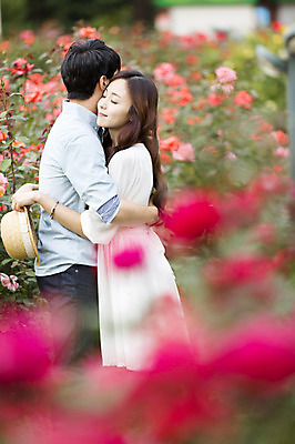 포토 JPG 주간 식물 커플 여자 남자 꽃 꽃밭 포옹 서기 사람 동양인 상반신 20대 성인 야외 두명 옆모습 아웃포커스 눈감음 한국인 청년만 성인만 국내포토 자연요소 뷰포인트 관계 안기 모션 촬영기법 인종 청년 파일형식