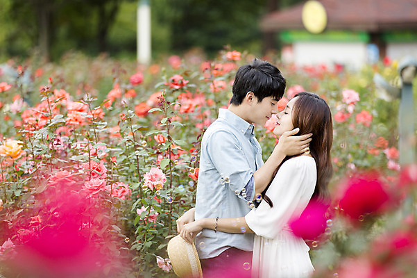 포토 JPG 주간 식물 커플 여자 남자 꽃 꽃밭 포옹 서기 사람 동양인 상반신 20대 성인 야외 두명 옆모습 아웃포커스 눈감음 한국인 비눗방울 청년만 성인만 국내포토 자연요소 뷰포인트 관계 안기 모션 촬영기법 인종 청년 파일형식