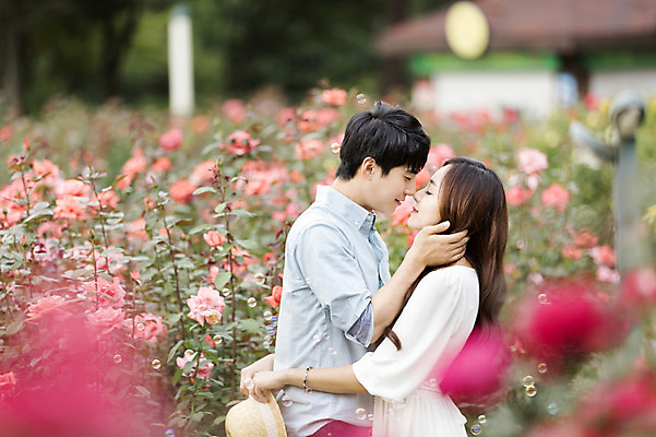 포토 JPG 주간 식물 커플 여자 남자 꽃 꽃밭 포옹 서기 사람 동양인 상반신 20대 성인 야외 두명 옆모습 아웃포커스 눈감음 한국인 비눗방울 청년만 성인만 국내포토 자연요소 뷰포인트 관계 안기 모션 촬영기법 인종 청년 파일형식