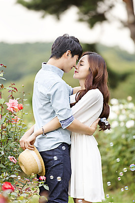 포토 JPG 주간 식물 모자 커플 여자 남자 꽃 포옹 서기 들기 사람 동양인 상반신 20대 성인 야외 두명 옆모습 아웃포커스 눈감음 한국인 청년만 성인만 국내포토 자연요소 잡화 뷰포인트 관계 안기 모션 촬영기법 인종 청년 파일형식