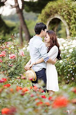 포토 JPG 주간 식물 모자 커플 여자 남자 꽃 꽃밭 포옹 키스 들기 사람 동양인 상반신 20대 성인 야외 두명 옆모습 아웃포커스 눈감음 한국인 청년만 성인만 국내포토 자연요소 잡화 뷰포인트 관계 안기 모션 촬영기법 인종 청년 애정표현 파일형식