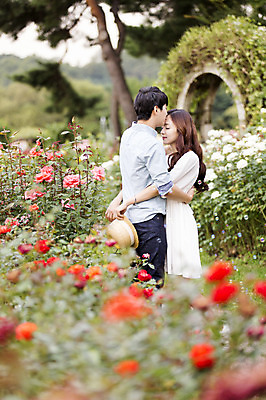 포토 JPG 주간 식물 모자 커플 여자 남자 꽃 꽃밭 포옹 키스 서기 들기 사람 동양인 상반신 20대 성인 야외 두명 옆모습 아웃포커스 눈감음 한국인 청년만 성인만 국내포토 자연요소 잡화 뷰포인트 관계 안기 모션 촬영기법 인종 청년 애정표현 파일형식