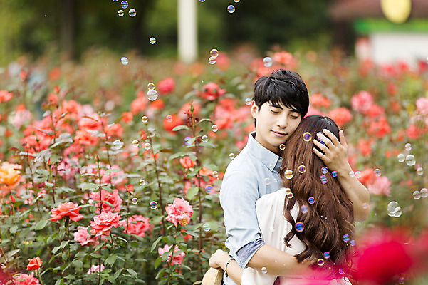 포토 JPG 주간 식물 커플 여자 남자 꽃 꽃밭 포옹 사람 동양인 상반신 20대 성인 야외 두명 앞모습 뒷모습 아웃포커스 눈감음 한국인 비눗방울 청년만 성인만 국내포토 자연요소 뷰포인트 관계 안기 모션 촬영기법 인종 청년 파일형식