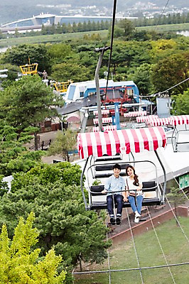 포토 JPG 주간 전신 나무 커플 여자 남자 웃음 사람 앉기 동양인 20대 성인 야외 두명 앞모습 한국인 리프트 청년만 성인만 국내포토 자연요소 식물 뷰포인트 관계 모션 표정 인종 청년 파일형식