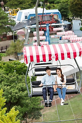 포토 JPG 주간 전신 나무 커플 여자 남자 웃음 사람 앉기 동양인 20대 성인 야외 두명 앞모습 아웃포커스 한국인 리프트 청년만 성인만 국내포토 자연요소 식물 뷰포인트 관계 모션 촬영기법 표정 인종 청년 파일형식