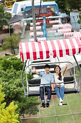 포토 JPG 주간 전신 커플 여자 남자 웃음 사람 앉기 동양인 손짓 20대 성인 야외 두명 앞모습 아웃포커스 한국인 손인사 리프트 청년만 성인만 국내포토 자연요소 뷰포인트 관계 모션 촬영기법 표정 인종 청년 인사 파일형식