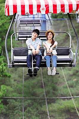 포토 JPG 주간 전신 커플 여자 남자 웃음 사람 앉기 동양인 20대 성인 야외 두명 앞모습 한국인 리프트 청년만 성인만 국내포토 자연요소 뷰포인트 관계 모션 표정 인종 청년 파일형식