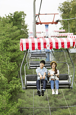 포토 JPG 주간 전신 커플 여자 남자 웃음 사람 앉기 동양인 20대 성인 야외 두명 앞모습 아웃포커스 한국인 리프트 청년만 성인만 국내포토 자연요소 뷰포인트 관계 모션 촬영기법 표정 인종 청년 파일형식