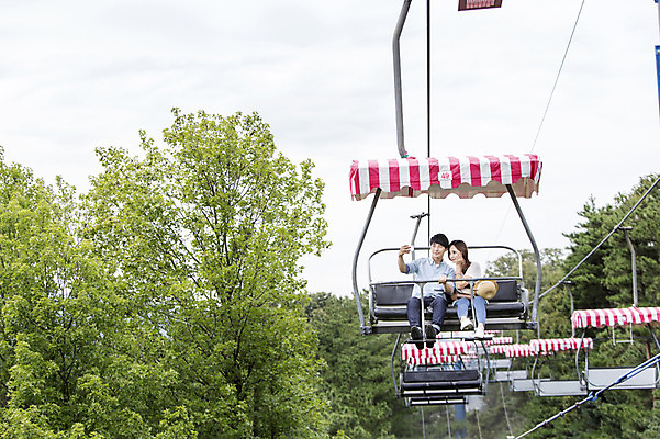 포토 JPG 주간 전신 나무 커플 여자 남자 들기 사람 앉기 동양인 손짓 20대 성인 야외 두명 앞모습 스마트폰 사진촬영 한국인 셀프카메라 브이 리프트 청년만 성인만 국내포토 자연요소 식물 뷰포인트 관계 모션 인종 청년 핸드폰 스마트기기 촬영 파일형식