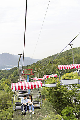 포토 JPG 주간 전신 나무 커플 여자 남자 웃음 사람 앉기 동양인 20대 성인 야외 두명 앞모습 한국인 리프트 청년만 성인만 국내포토 자연요소 식물 뷰포인트 관계 모션 표정 인종 청년 파일형식