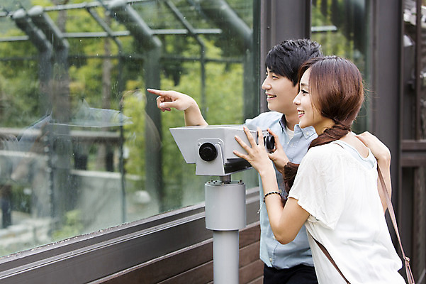 포토 JPG 주간 커플 여자 남자 동물원 서기 웃음 사람 동양인 손짓 상반신 20대 성인 야외 두명 옆모습 망원경 한국인 가리킴 청년만 성인만 국내포토 자연요소 뷰포인트 관계 모션 표정 인종 청년 파일형식