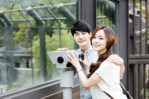 포토 JPG 주간 커플 여자 남자 동물원 서기 웃음 사람 동양인 상반신 20대 성인 야외 두명 옆모습 망원경 한국인 청년만 성인만 국내포토 자연요소 뷰포인트 관계 모션 표정 인종 청년 파일형식