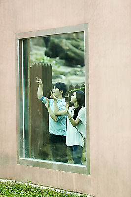 포토 JPG 주간 커플 여자 남자 동물원 서기 사람 동양인 손짓 상반신 20대 성인 야외 두명 한국인 가리킴 청년만 성인만 국내포토 자연요소 관계 모션 인종 청년 파일형식