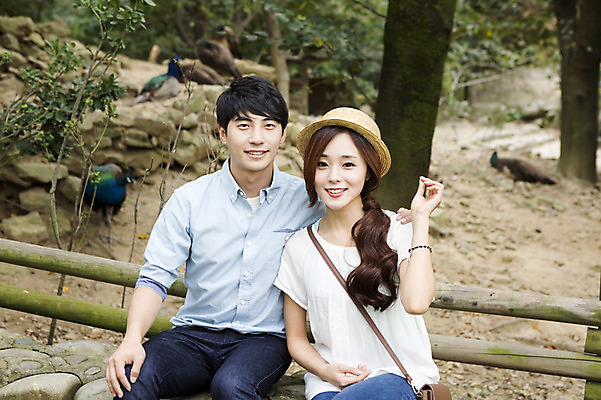 포토 JPG 주간 모자 커플 여자 남자 동물원 웃음 사람 앉기 동양인 상반신 20대 성인 야외 두명 앞모습 한국인 청년만 성인만 국내포토 자연요소 잡화 뷰포인트 관계 모션 표정 인종 청년 파일형식