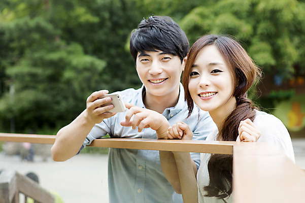 포토 JPG 주간 커플 여자 남자 동물원 웃음 들기 사람 동양인 상반신 20대 성인 야외 두명 아웃포커스 스마트폰 핸드폰 사진촬영 한국인 청년만 성인만 국내포토 자연요소 관계 모션 촬영기법 표정 인종 청년 전자제품 스마트기기 촬영 파일형식