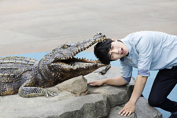 포토 JPG 주간 동물 남자 포즈 한명 사람 동양인 상반신 20대 성인 야외 한국인 물기 악어 남자만 남자한명만 성인남자만 청년만 청년남자만 청년남자한명만 성인한명만 성인남자한명만 성인만 국내포토 자연요소 1 파충류 모션 인종 청년 파일형식