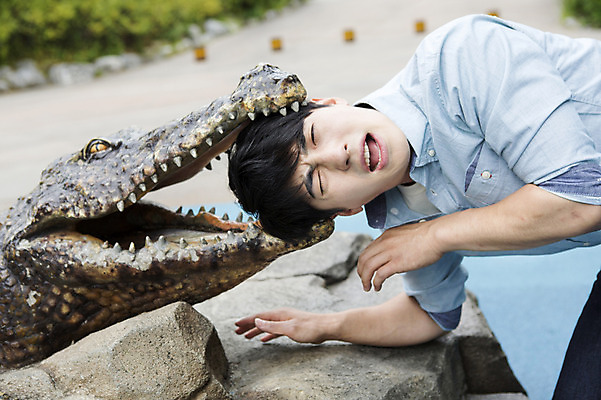 포토 JPG 주간 동물 남자 포즈 한명 사람 동양인 상반신 20대 성인 야외 한국인 물기 악어 남자만 남자한명만 성인남자만 청년만 청년남자만 청년남자한명만 성인한명만 성인남자한명만 성인만 국내포토 자연요소 1 파충류 모션 인종 청년 파일형식