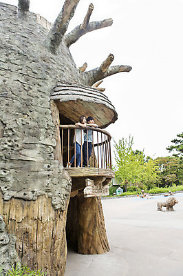 포토 JPG 주간 커플 여자 남자 난간 동물원 서기 사람 동양인 20대 성인 야외 두명 한국인 나무집 청년만 성인만 국내포토 자연요소 관계 모션 주택 인종 청년 파일형식