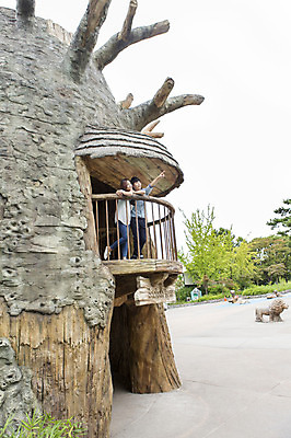 포토 JPG 주간 커플 여자 남자 난간 동물원 서기 사람 동양인 손짓 20대 성인 야외 두명 한국인 가리킴 나무집 청년만 성인만 국내포토 자연요소 관계 모션 주택 인종 청년 파일형식