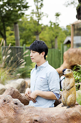 포토 JPG 주간 동물 남자 포즈 동물원 한명 사람 동양인 손짓 상반신 20대 성인 야외 아웃포커스 한국인 남자만 남자한명만 성인남자만 청년만 청년남자만 청년남자한명만 성인한명만 성인남자한명만 성인만 국내포토 자연요소 1 모션 촬영기법 인종 청년 파일형식