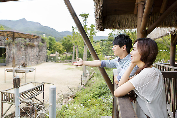 포토 JPG 주간 커플 여자 남자 동물원 웃음 사람 동양인 상반신 20대 성인 야외 두명 옆모습 한국인 오두막 청년만 성인만 국내포토 자연요소 뷰포인트 관계 표정 인종 청년 파일형식