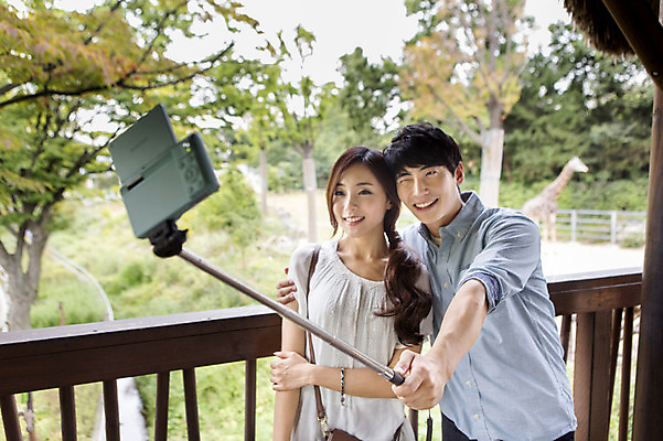 포토 JPG 주간 커플 여자 남자 안기 동물원 윙크 웃음 들기 사람 동양인 상반신 20대 성인 야외 두명 아웃포커스 사진촬영 한국인 셀프카메라 셀카봉 청년만 성인만 국내포토 자연요소 관계 모션 촬영기법 표정 인종 청년 촬영 파일형식