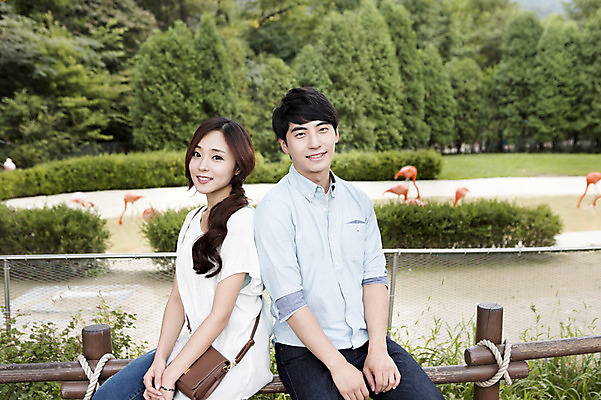 포토 JPG 주간 커플 여자 남자 동물원 웃음 사람 앉기 동양인 상반신 20대 성인 야외 두명 아웃포커스 한국인 등맞대기 청년만 성인만 국내포토 자연요소 관계 모션 촬영기법 표정 인종 청년 파일형식