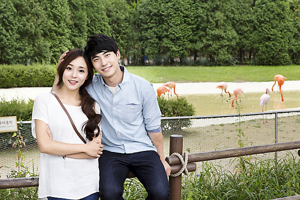 포토 JPG 주간 동물 커플 여자 남자 동물원 서기 웃음 사람 앉기 동양인 상반신 20대 성인 야외 두명 앞모습 팔짱 한국인 청년만 성인만 국내포토 자연요소 뷰포인트 관계 모션 표정 인종 청년 파일형식