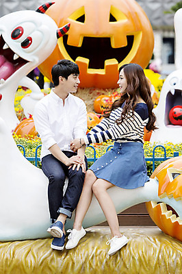 포토 JPG 주간 전신 커플 여자 남자 행복 호박 함께함 웃음 사람 앉기 동양인 20대 성인 야외 두명 앞모습 옆모습 마주보기 다정 기쁨 놀이공원 할로윈 한국인 유령 즐거움 포토존 청년만 성인만 국내포토 자연요소 감정 뷰포인트 컨셉 채소 관계 모션 표정 인종 청년 테마파크 파일형식